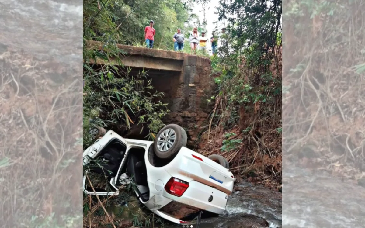 Carro cai de ponte, vai parar em rio e deixa dois homens feridos no ES