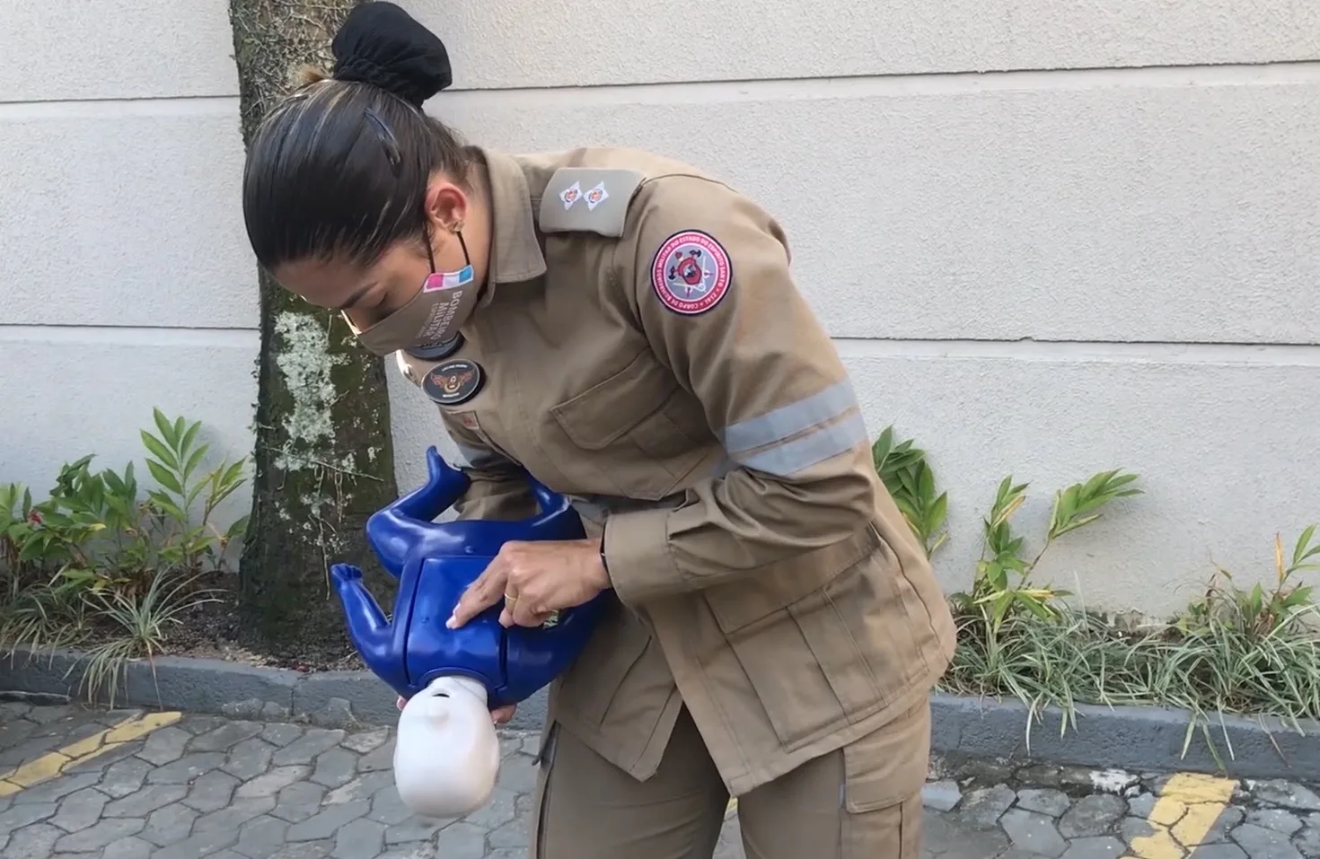 VÍDEO | Como ajudar uma criança engasgada? Corpo de Bombeiros ensina manobra