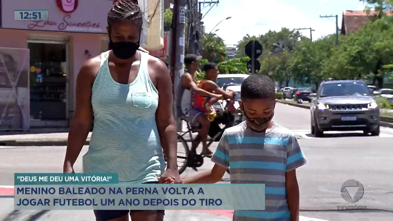 Menino baleado na perna volta a jogar futebol após um ano