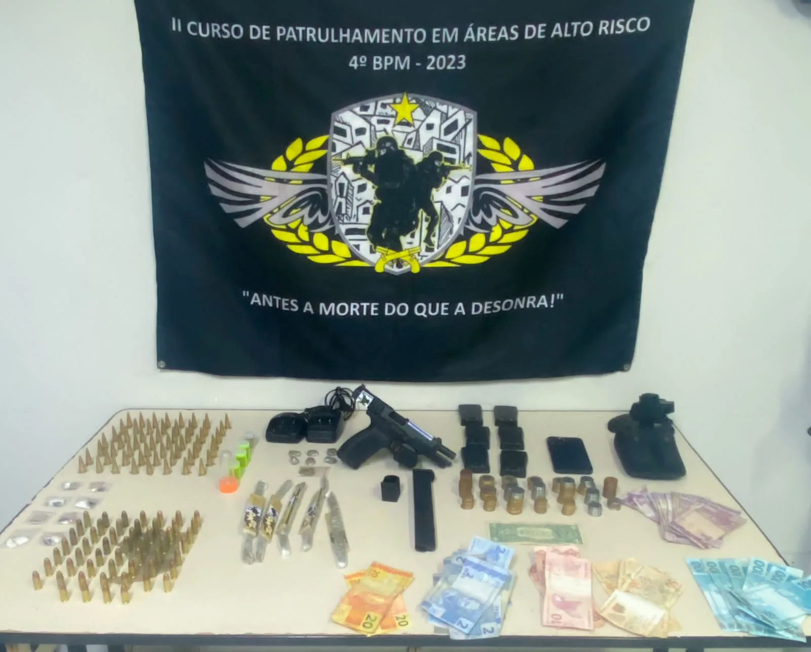 PMs em treinamento flagram jovem armado e suspeito é preso em Vitória