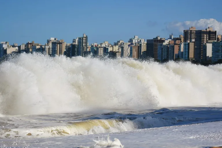 Marinha emite alerta de mau tempo e ondas de até 3 metros no ES