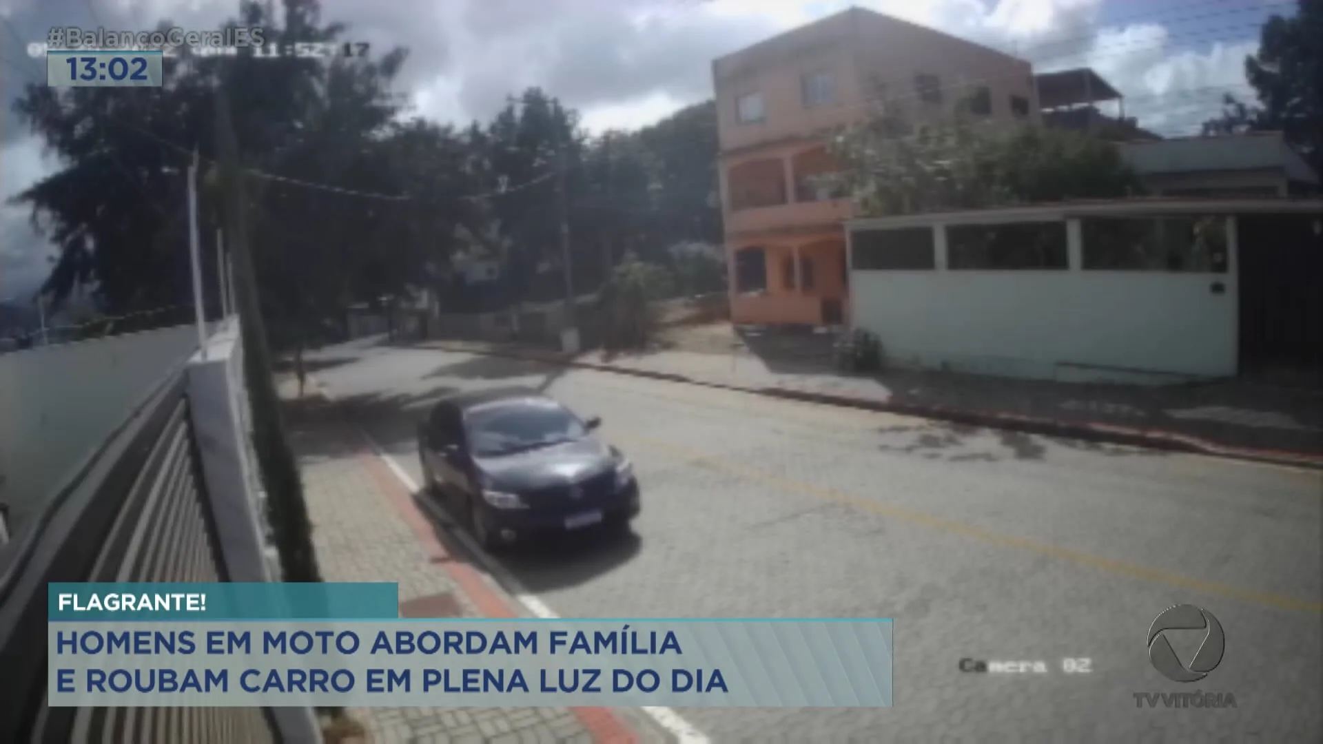 Homens de moto rendem família e levam carro em Cariacica