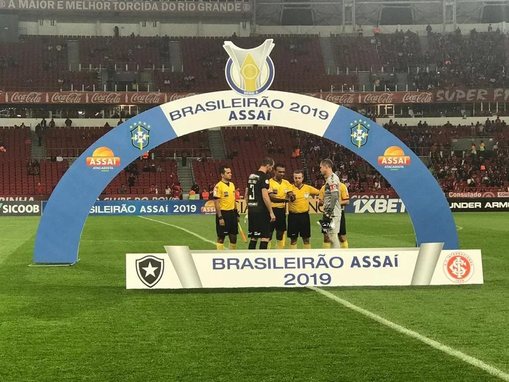 Lateral do Botafogo assume que bola tocou na mão em gol anulado pelo VAR