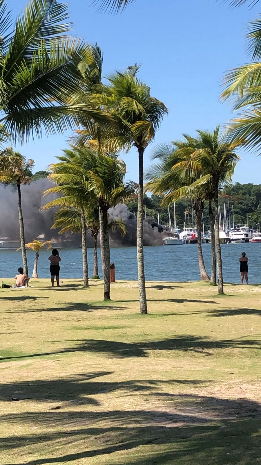 VIDEO | Lancha pega fogo próximo à marina do Iate Clube em Vitória