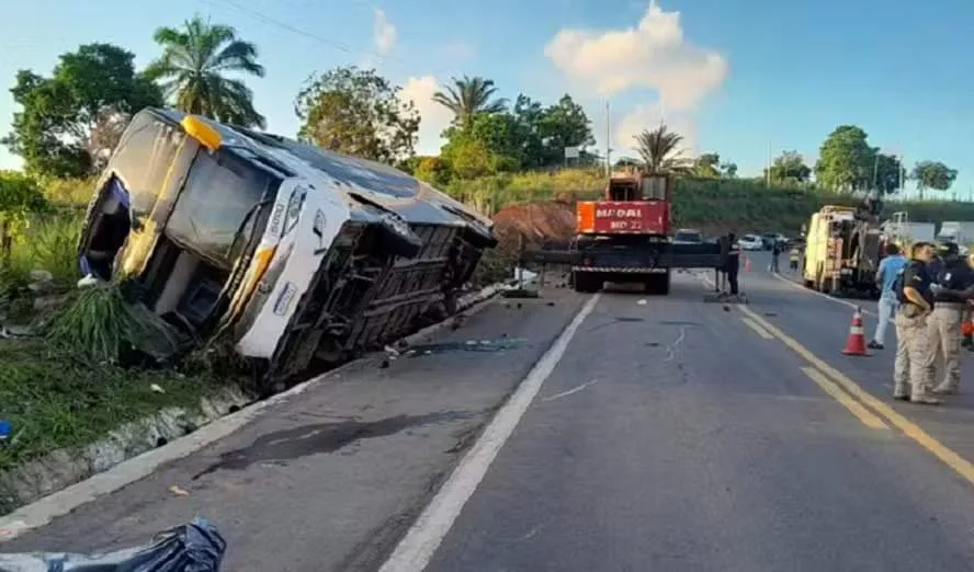 Acidente com ônibus de turismo deixa 8 mortos e 23 feridos na Bahia