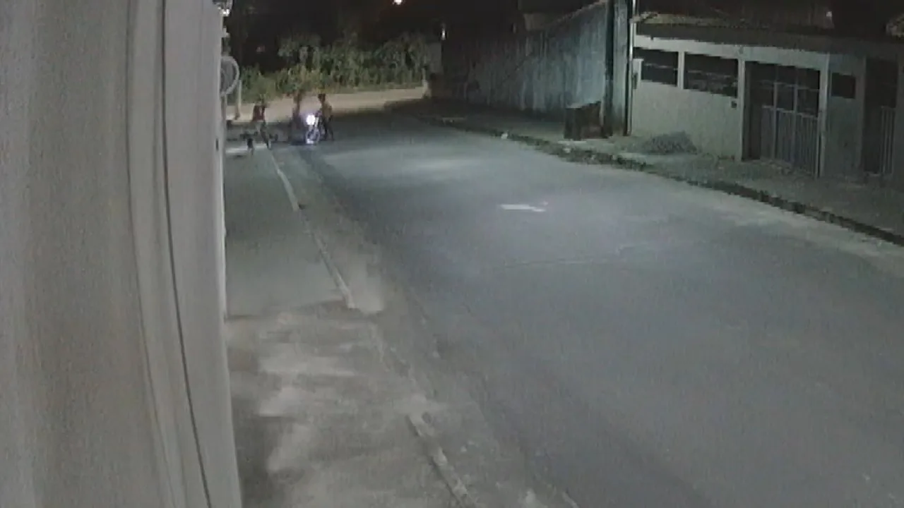 VÍDEO | Em 5 minutos, dupla tenta assaltar 4 pessoas na mesma rua em Cariacica