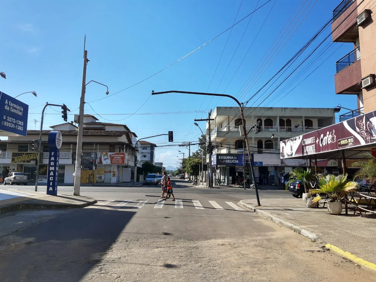 Guarapari: Poste preso apenas pela fiação preocupa moradores de Meaípe