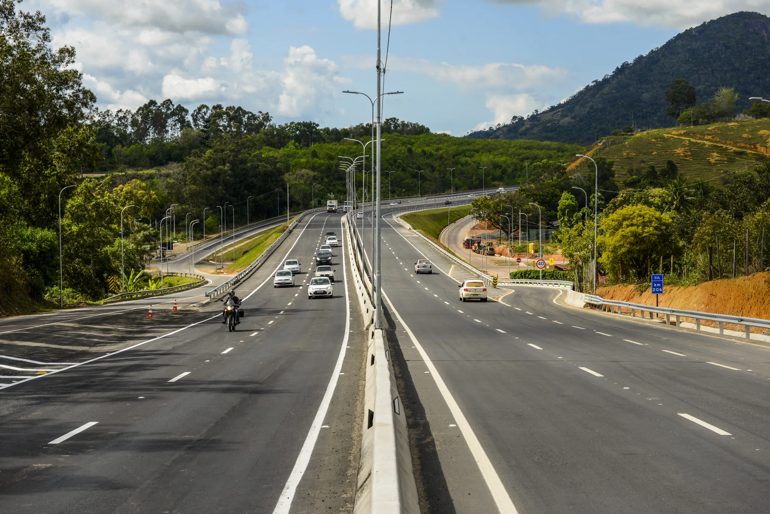 Casal de idosos morre em acidente entre carros na BR 259, em João Neiva