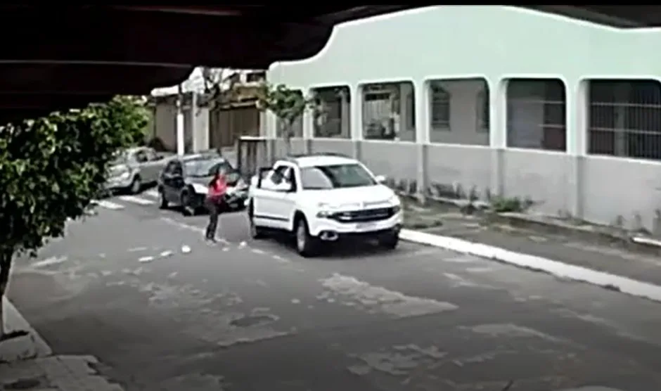 VÍDEO | Criminoso armado assalta servidora pública e foge com carro em Vila Velha