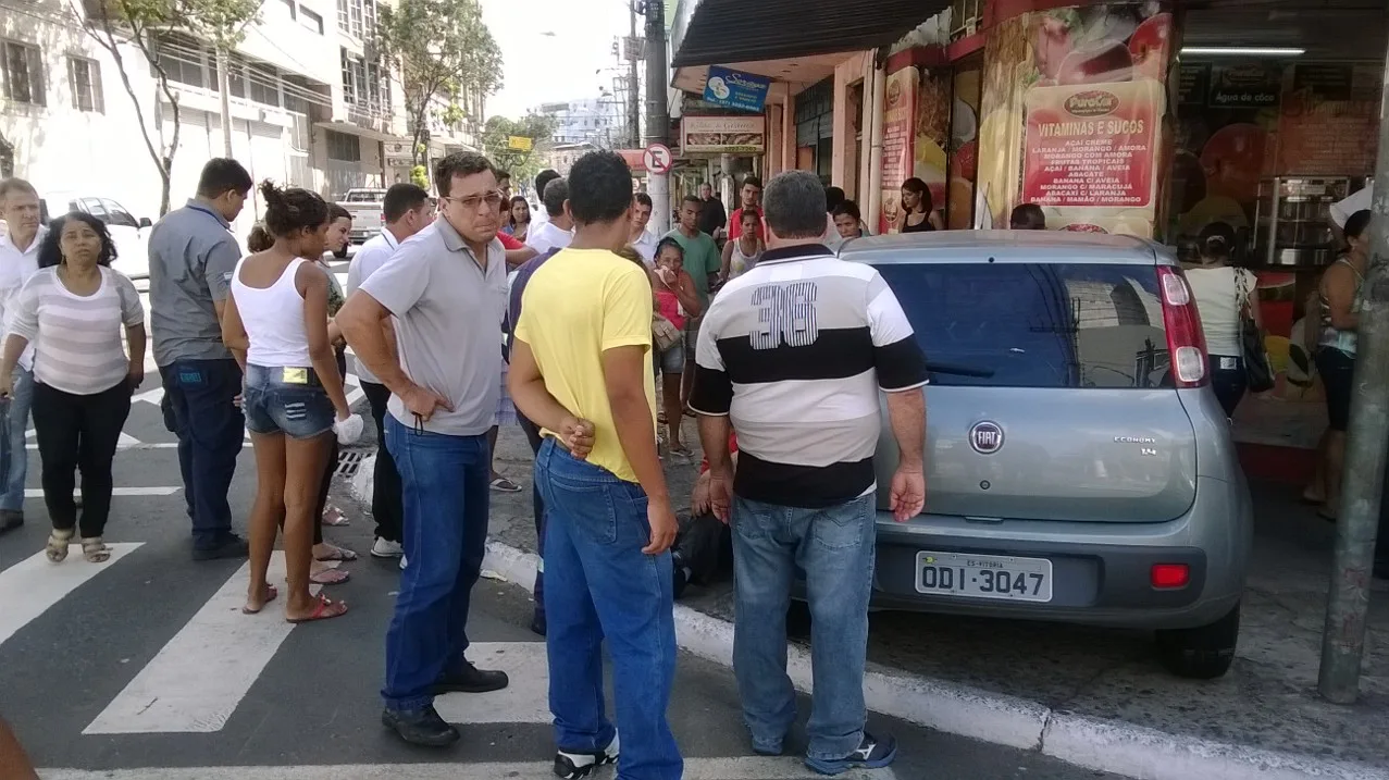 Motociclista fica ferido após sofrer acidente no Centro de Vitória