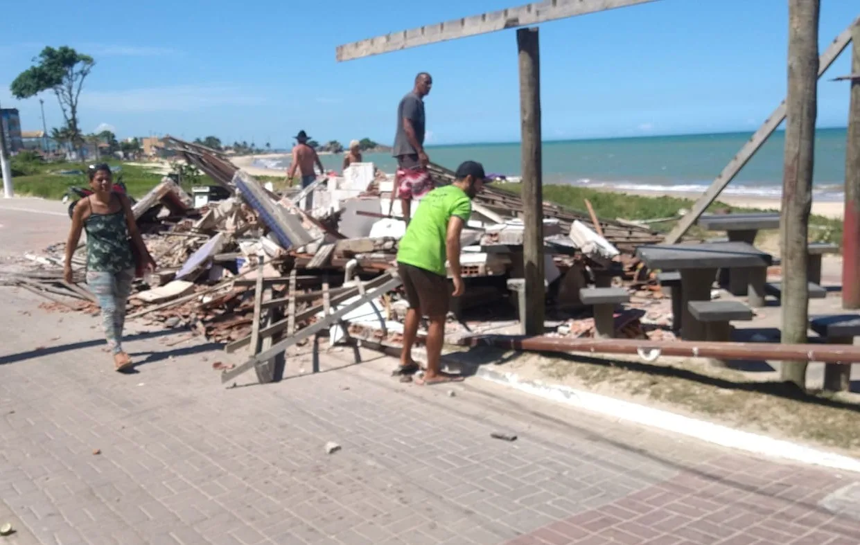 FOTOS | Onze quiosques são demolidos em Itapemirim; Prefeitura apresenta novo projeto