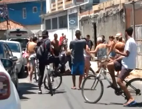 VÍDEO | Homem é preso após ameaçar ex-companheira e desacatar policiais