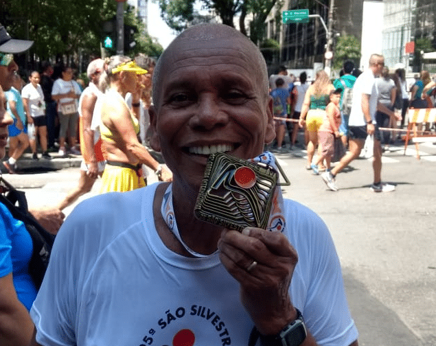 Aposentado capixaba realiza sonho e faz a festa na São Silvestre