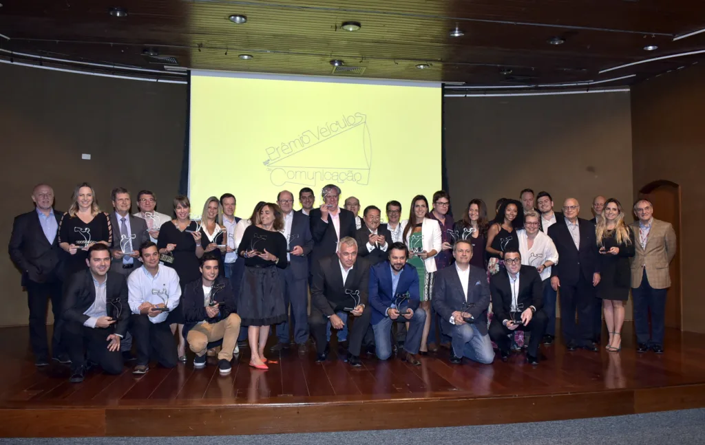 FOTO DE TODOS OS PREMIADOS NA FESTA DO PREMIO VEÍCULOS