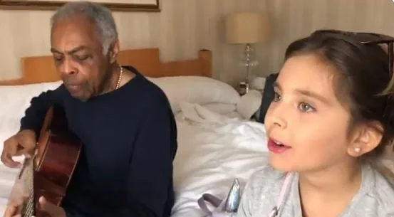 Gilberto Gil encanta seguidores ao postar vídeo cantando com a neta