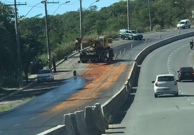 Óleo diesel derrama na pista e interdita trecho de avenida na Serra