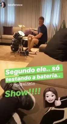 Michel Teló toca bateria na sala de casa e filhos caem na gargalhada: 'nossa escola de samba'