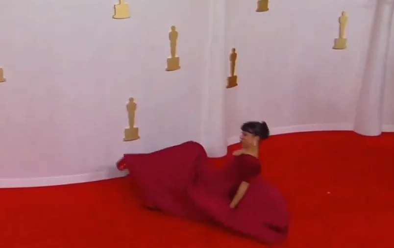 Liza Koshy tropeça e cai no tapete vermelho do Oscar 2024; assista