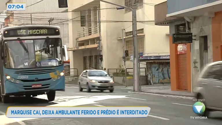 Marquise cai, deixa ambulante ferido e pessoas presas em loja Marquise cai, deixa ambulante ferido e pessoas presas em loja