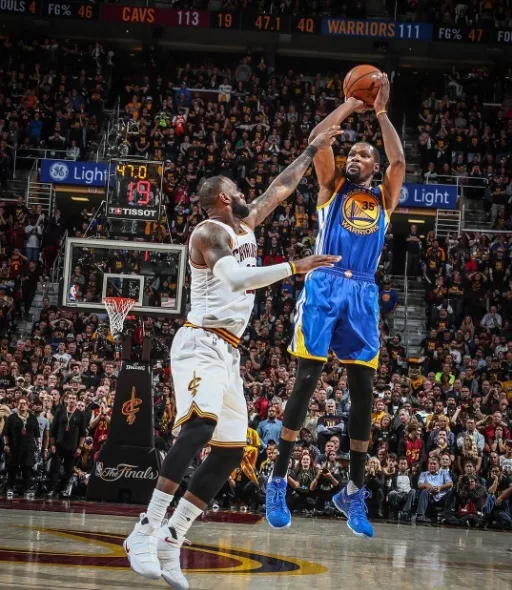 Warriors vence Cavaliers com cesta de 3 de Durant e fica a um triunfo do título