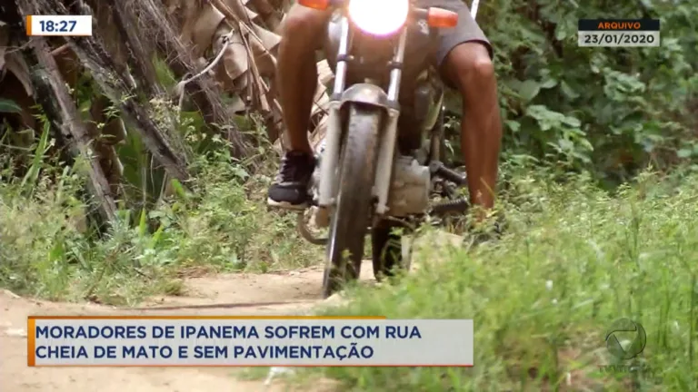 Moradores do bairro Ipanema sofrem com rua cheia de mato e sem pavimentação