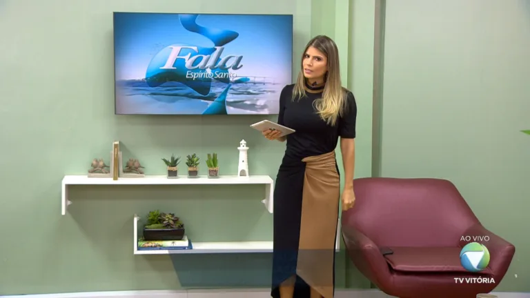 Jovens curtem show em casa de eventos sem máscara e distanciamento