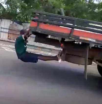 VÍDEO | Jovem é flagrado pendurado na traseira de caminhão em Vila Velha