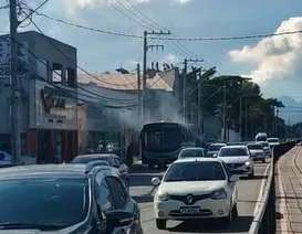 VÍDEO | Homens armados ateiam fogo em ônibus na Leitão da Silva