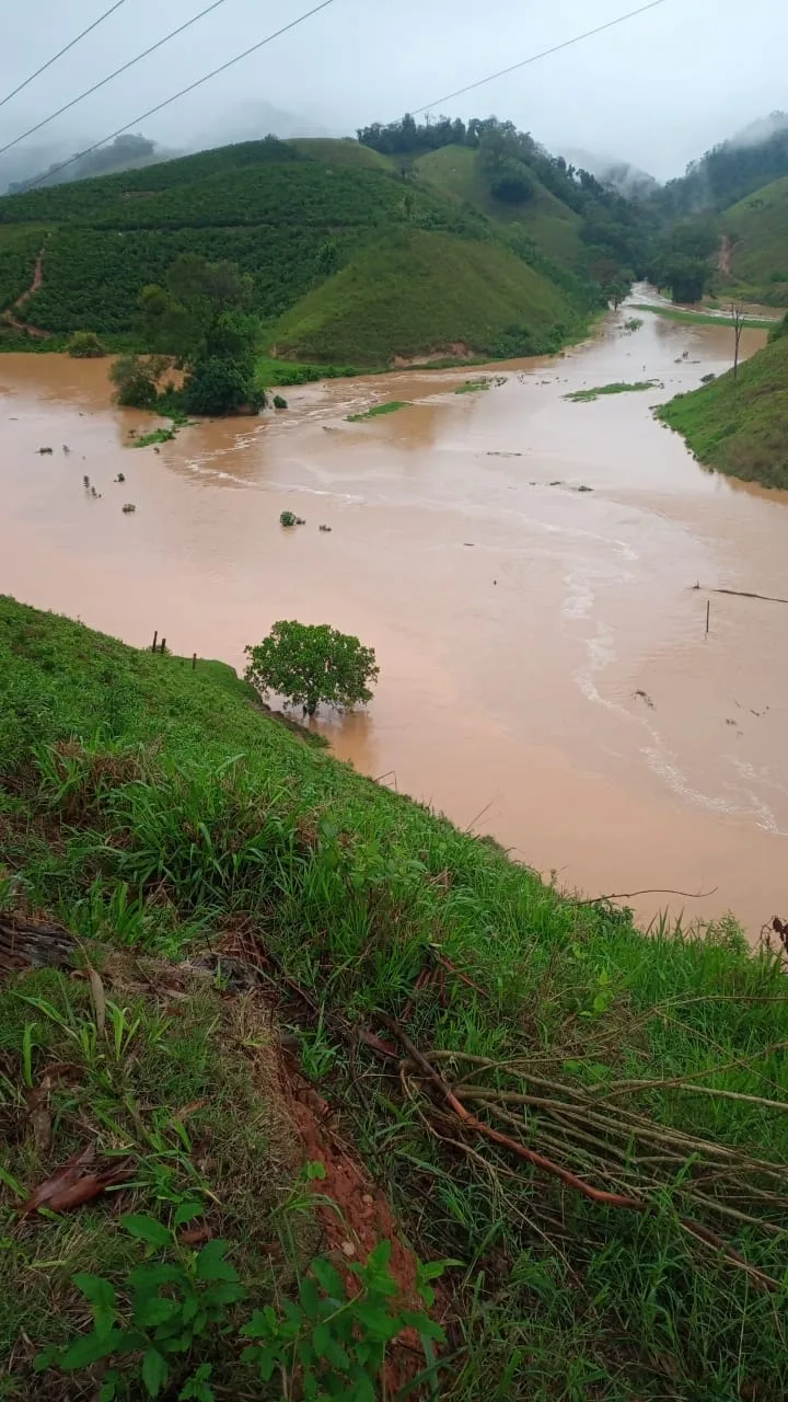 VÍDEO | Chuva: nível de rio sobe e deixa cidade do ES em alerta