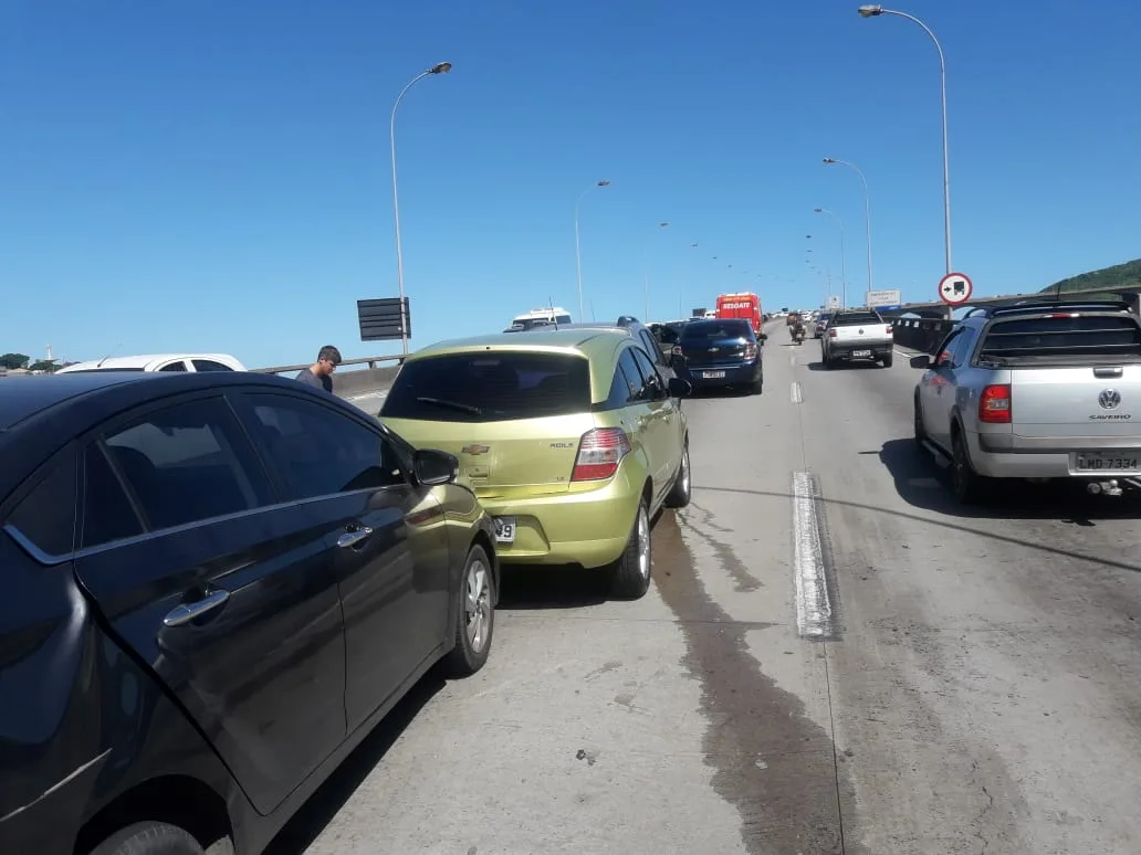 Engavetamento deixa motorista ferido e trânsito lento na Terceira Ponte