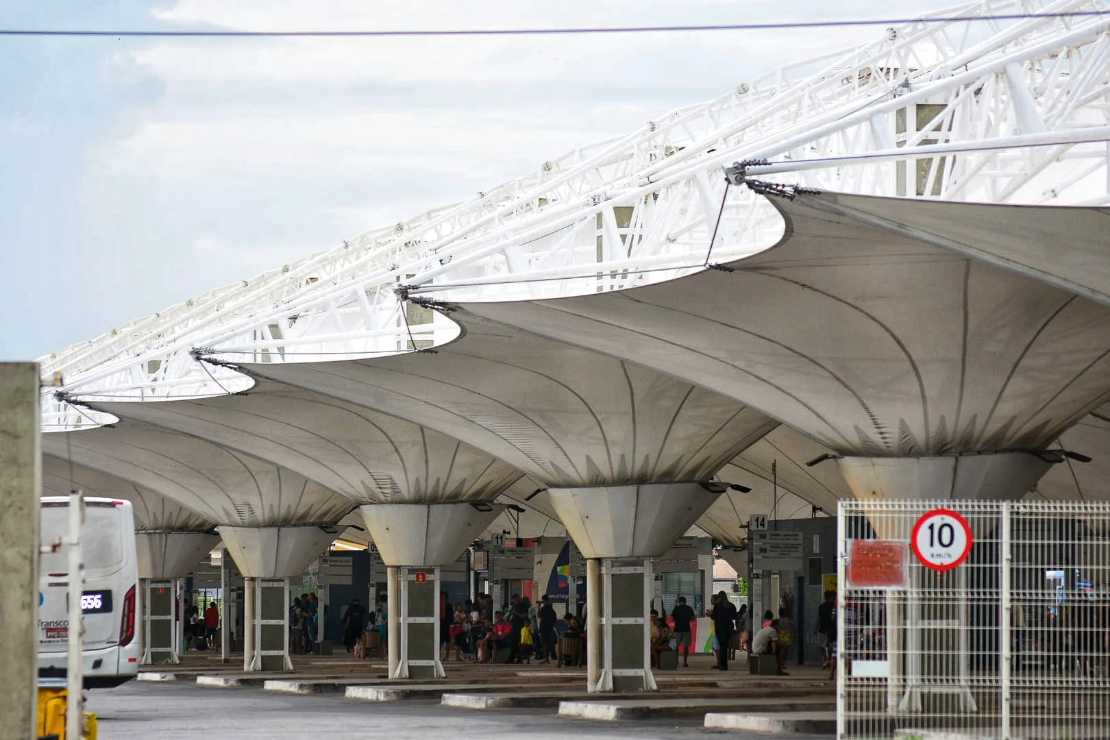 Mulher é esfaqueada na rua e pede ajuda em terminal do Transcol