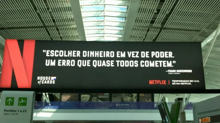 Netflix 'manda recado' aos políticos em anúncio no aeroporto de Brasília