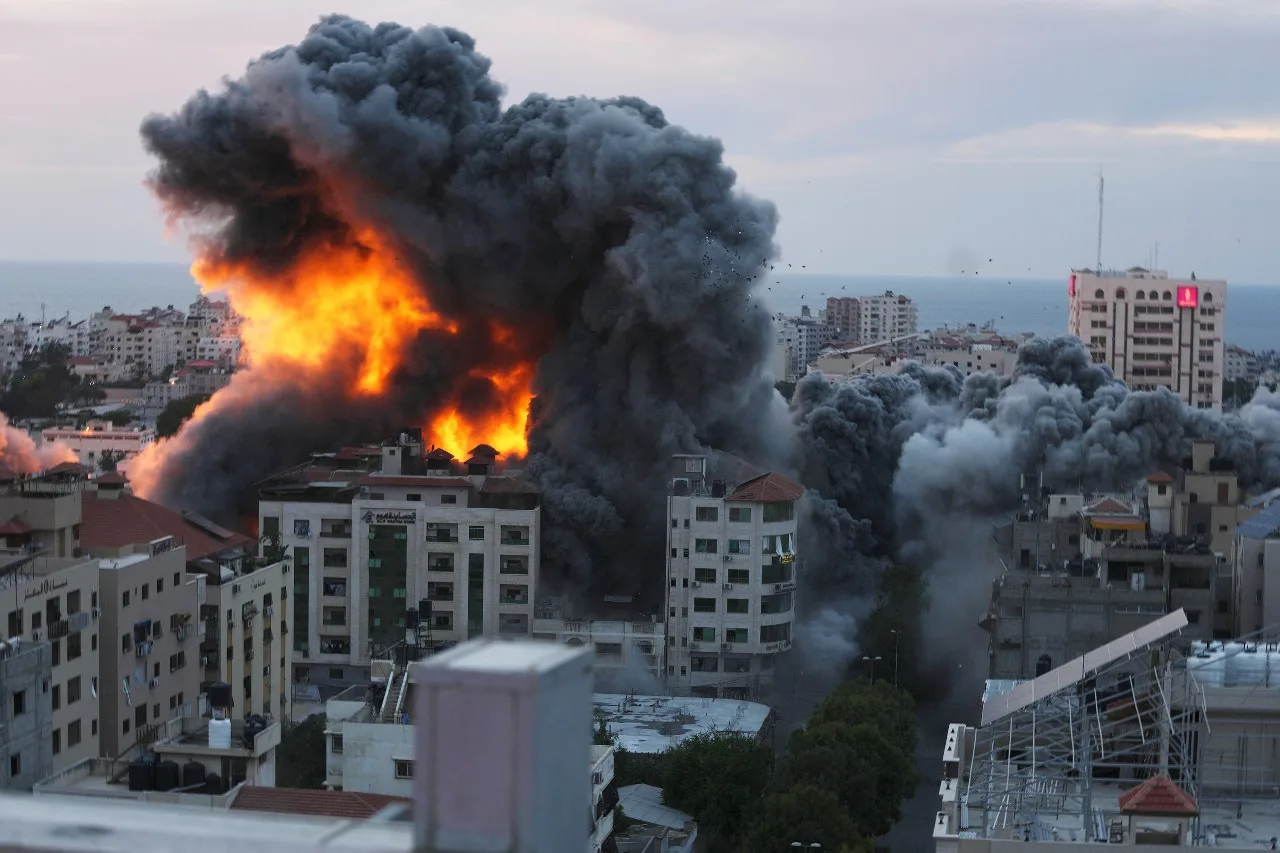 Egito abre fronteira brevemente e ajuda chega à Gaza pela 1ª vez