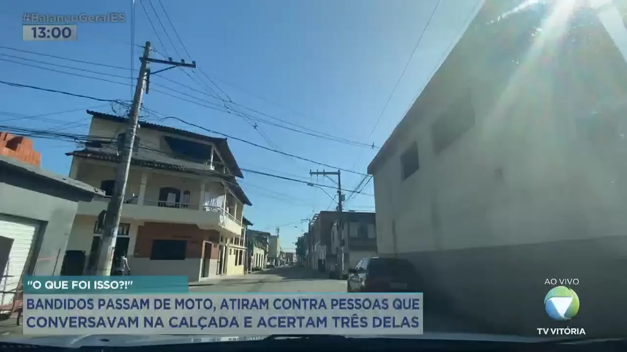 Bandidos passam de moto, atiram contra pessoas na calçada e acertam três delas