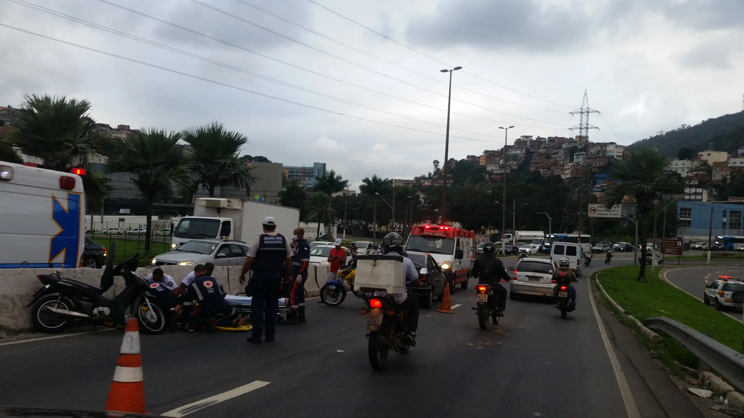 Pelo menos uma pessoa fica ferida após acidente na Segunda Ponte