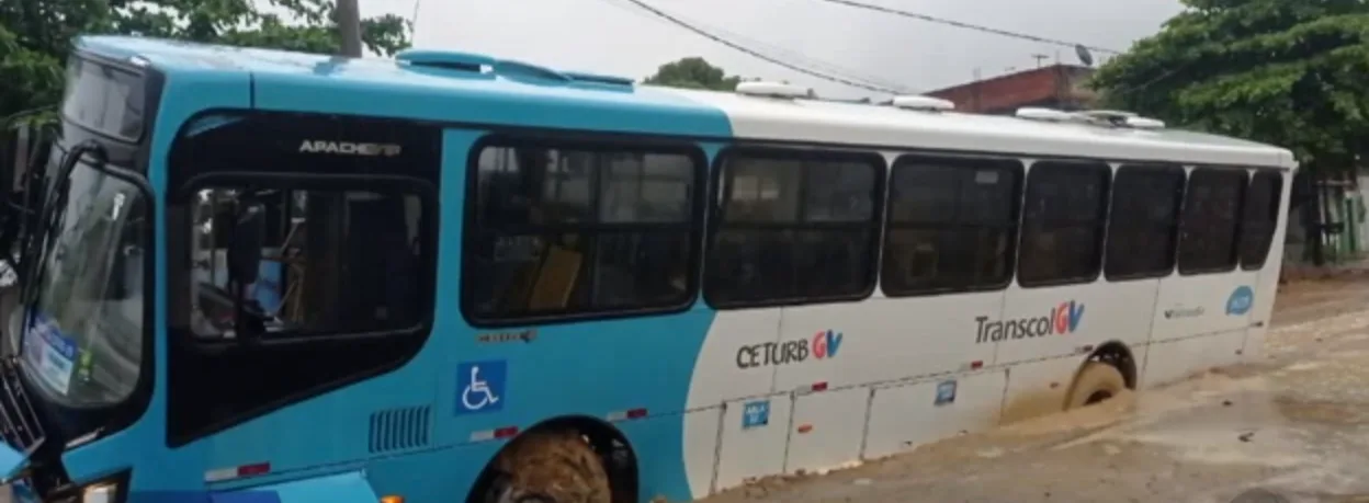 Ônibus do Transcol ficam 'atolados' em dia de chuva forte na Serra