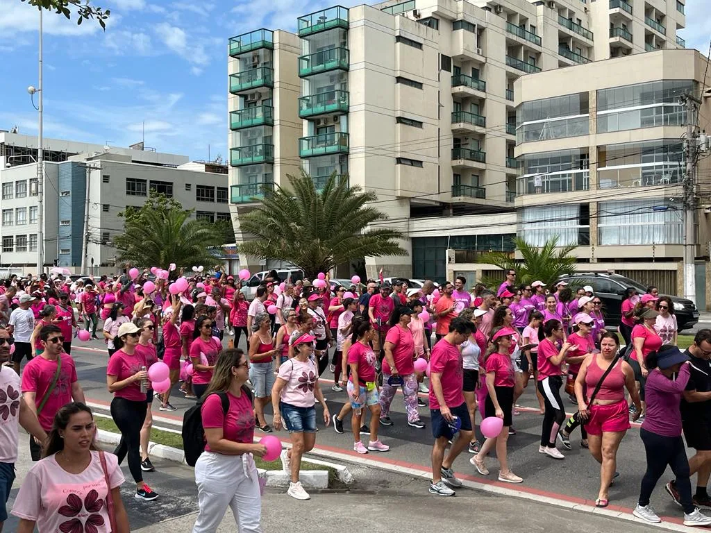 Outubro Rosa: com agendamentos de mamografia, caminhada reúne 2,5 mil pessoas em Vitória