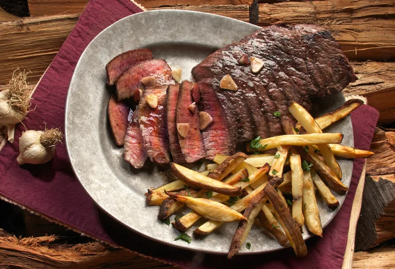 Líquido vermelho da carne mal passada não é sangue. Entenda