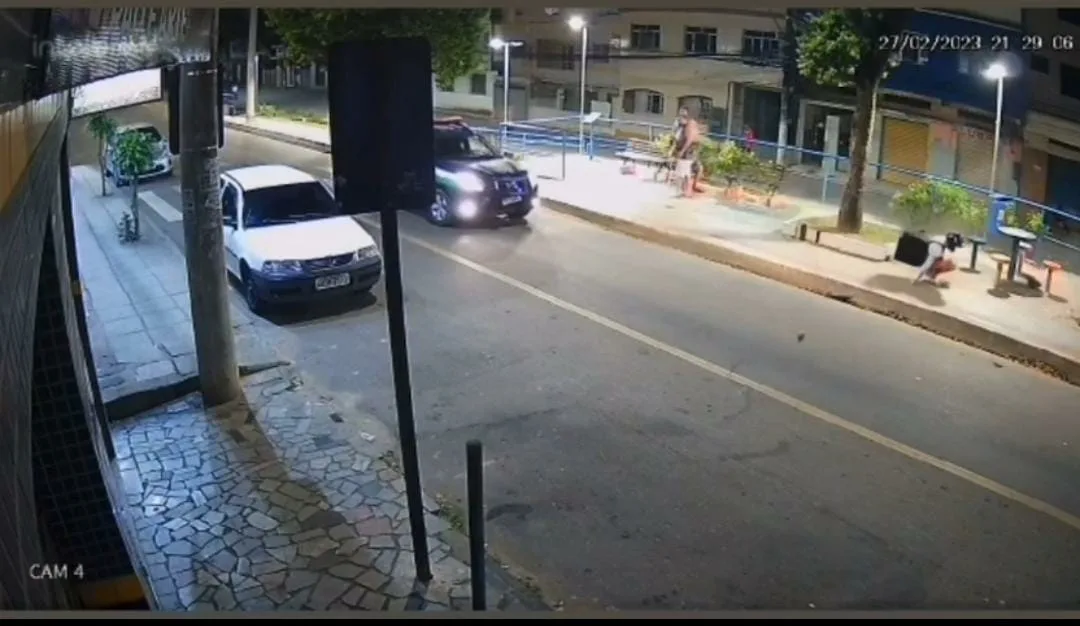 VÍDEO | "Voou": motociclista sem CNH fica ferido após tentar fugir da Guarda de Cariacica