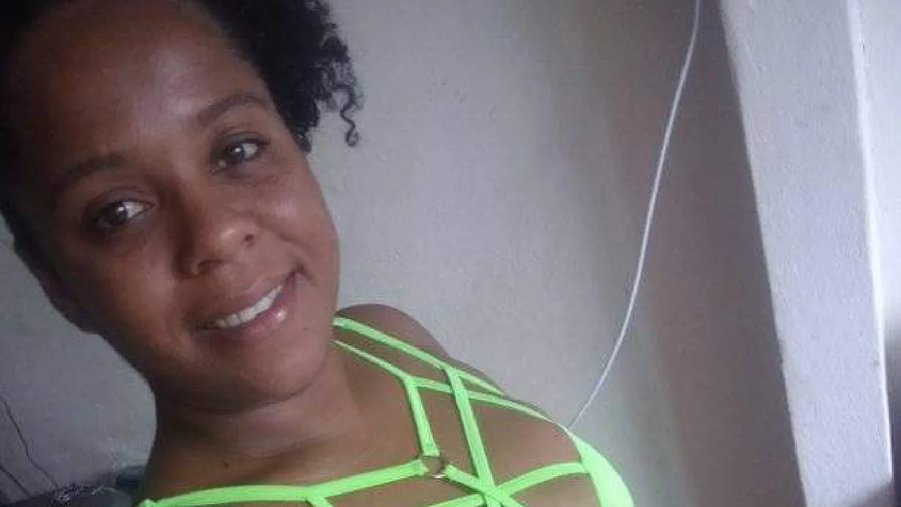 Mulher morre após cair em valão na Serra; polícia investiga agressão