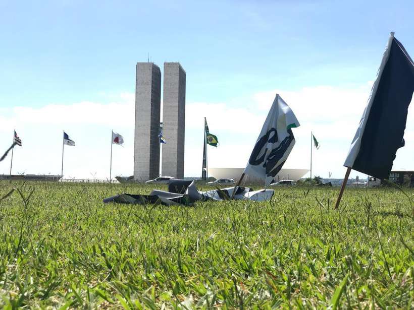 Faixas da campanha de Baleia Rossi amanhecem destruídas em Brasília