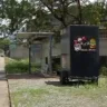 Suspeitos levam dinheiro, celular e até bebidas de um trailer em Jardim Limoeiro