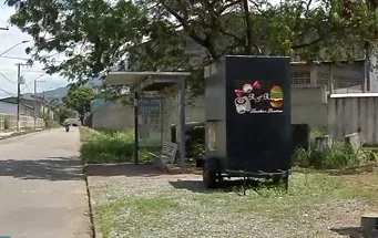 Suspeitos levam dinheiro, celular e até bebidas de um trailer em Jardim Limoeiro