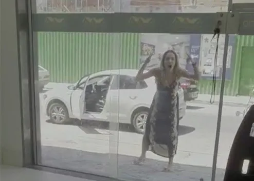 VÍDEO | Após acusação de perseguição, empresária aparece quebrando corretora do ex-marido