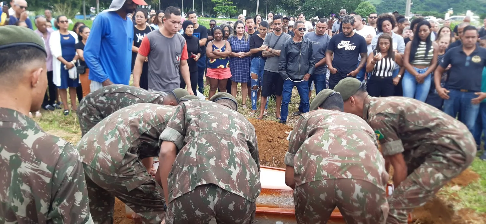 VÍDEO | Comoção e honrarias marcam enterro de sargento morto em Vila Velha