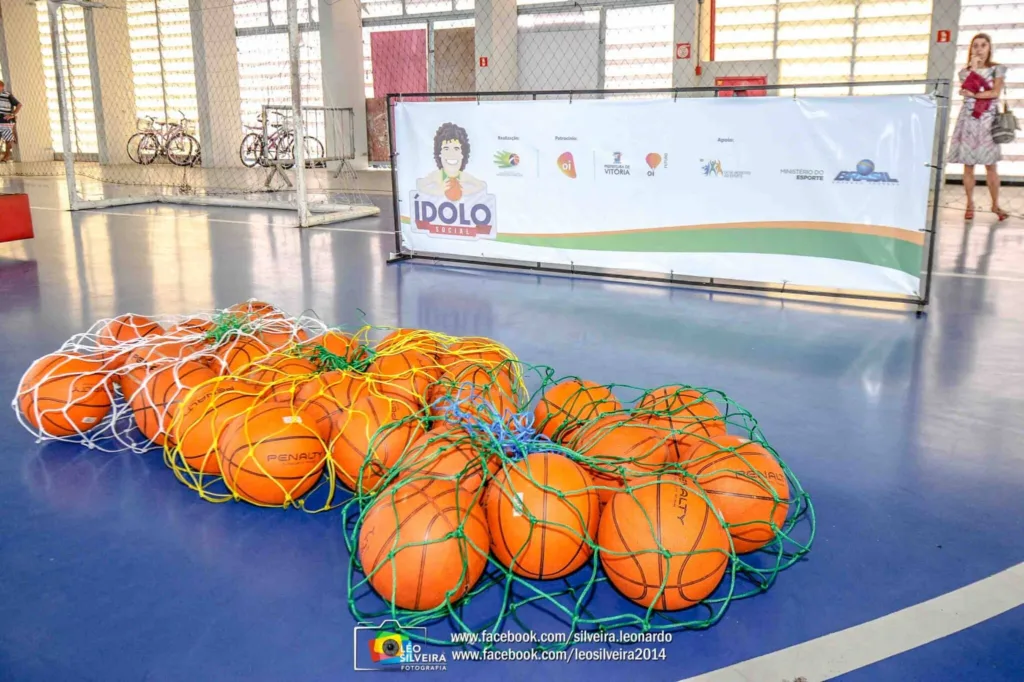 Anderson Varejão visita as crianças do seu projeto social voltado para o Basquete e Cidadania em Vitória/ES.