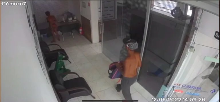 VÍDEO | Casal com faca invade clínica veterinária em Vila Velha