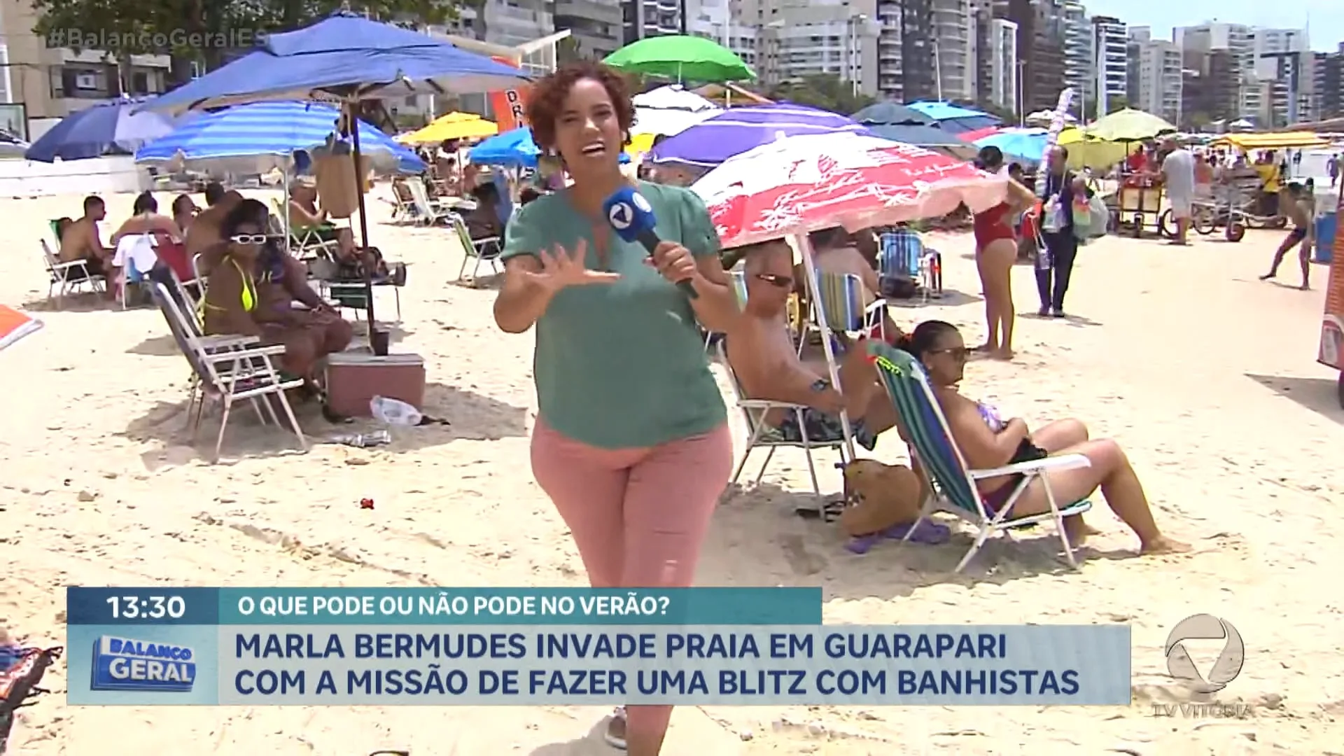 Marla Bermudes invade praia em Guarapari com a missão de fazer uma blitz com banhistas