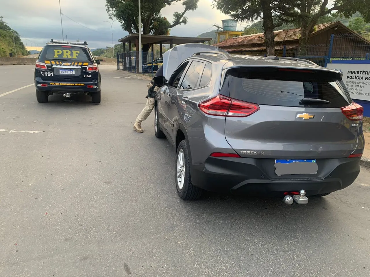 Carro de luxo clonado é recuperado pela PRF na BR 101, em Viana