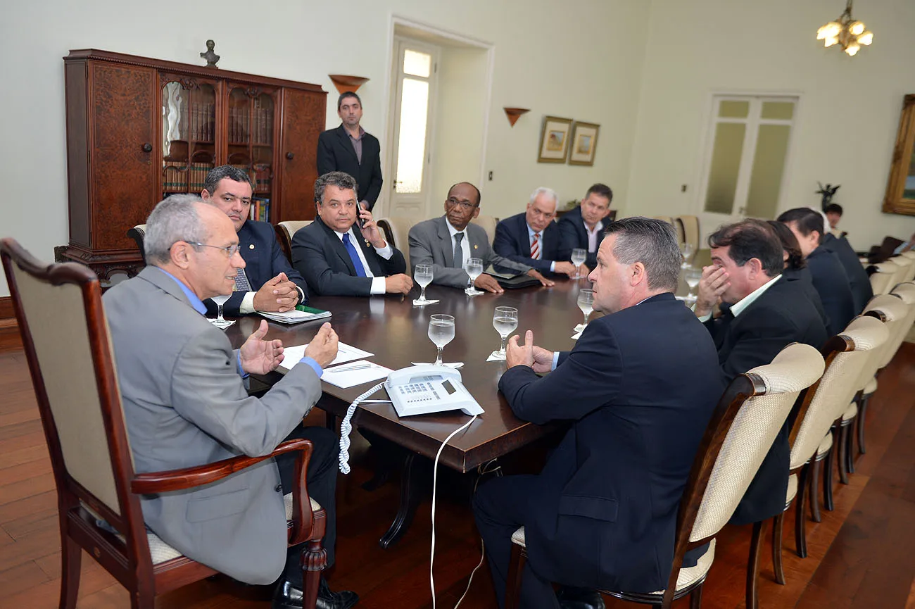 Reforma política e crise financeira na conversa da Unale com Hartung no Palácio Anchieta